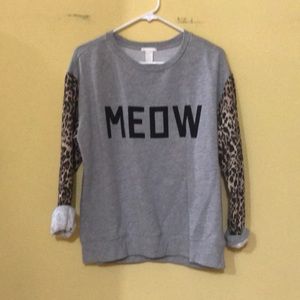 Gray sweatshirt with leopard print sleeves